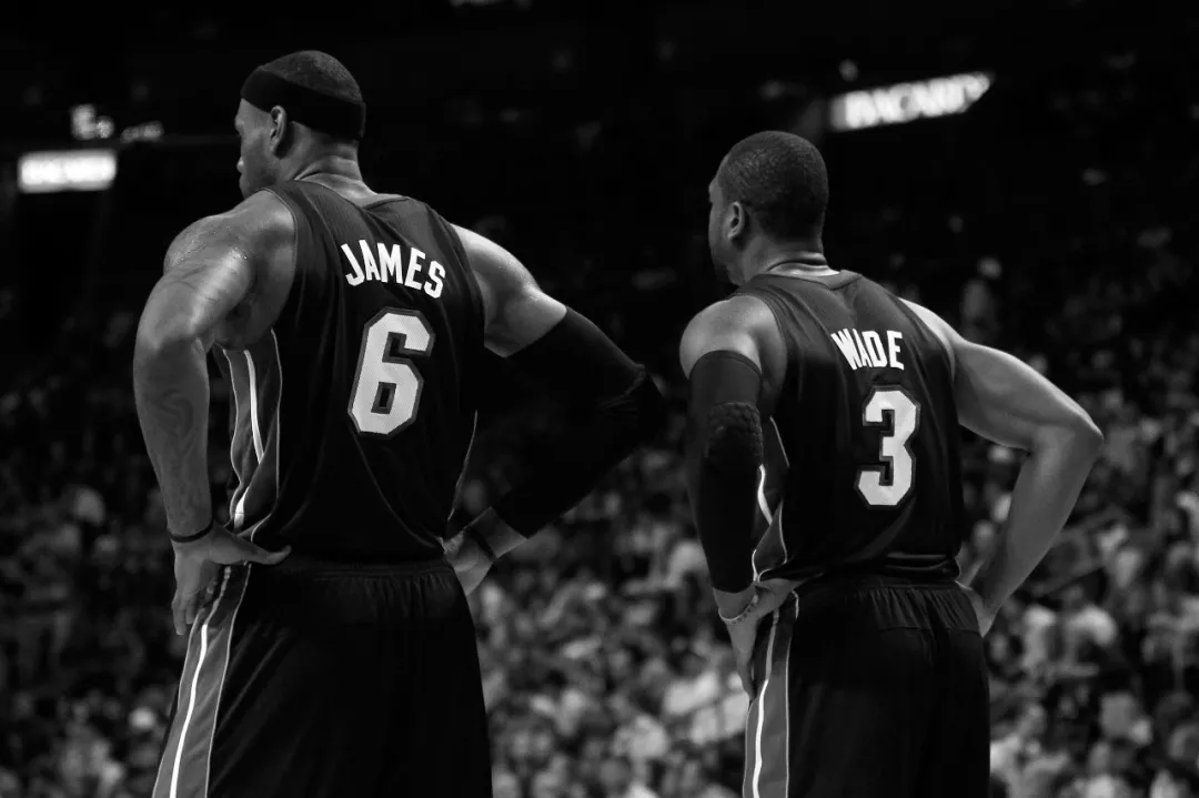 皇家奥维耶多vs马略卡：龙东、卡索拉首发，塞尔希-达德尔、韦达特-穆里奇出战（皇家奥维耶多战马略卡：龙东、卡索拉首发布阵，塞尔希-达德尔与韦达特-穆里奇同场亮相）