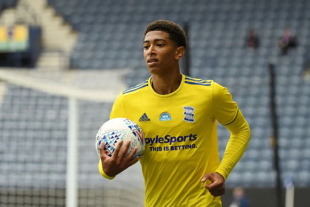 足球曝世界足坛将全面引入AI判罚系统（世界足坛或将全面引入AI判罚系统）