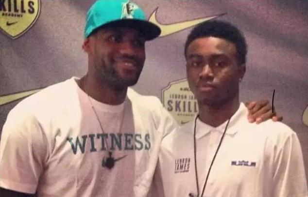 都灵主帅：战平尤文后，主席卡伊罗来更衣室祝贺了球员（都灵主帅透露：战平尤文后，主席卡伊罗进更衣室向球员致贺）