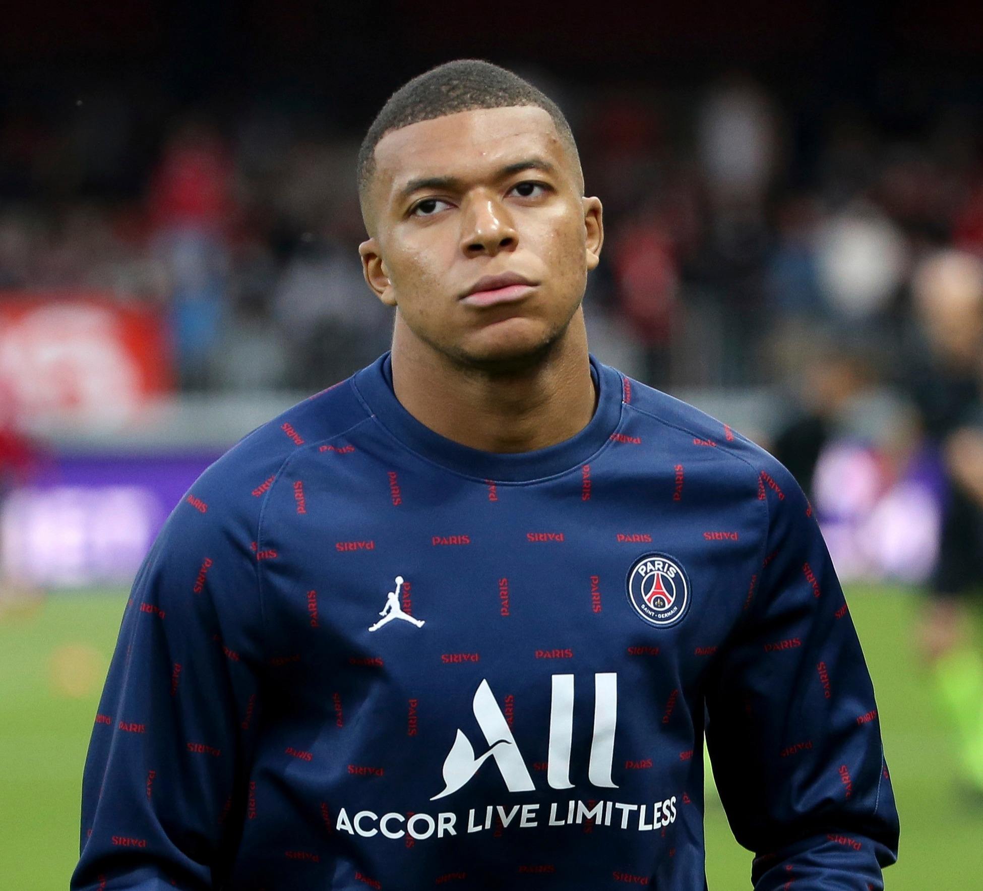 疯狂的足球：米兰门神迈尼昂的盘带合集（足坛狂热：米兰门神迈尼昂盘带集锦）