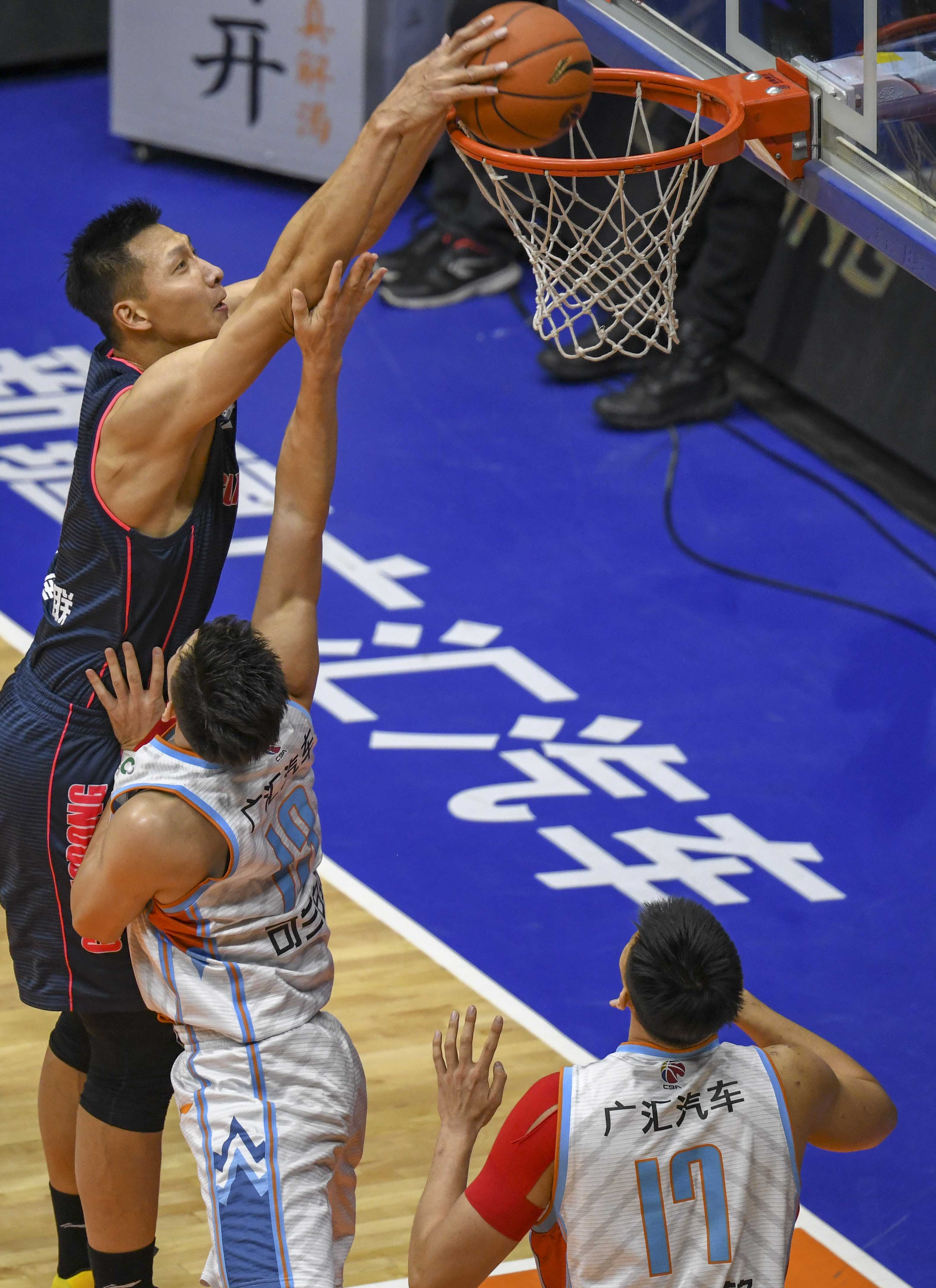 今年上海双雄争冠战启用外籍裁判，去年的主裁为傅明、李海新（上海双雄争冠大战今年启用外籍裁判，去年主哨为傅明、李海新）