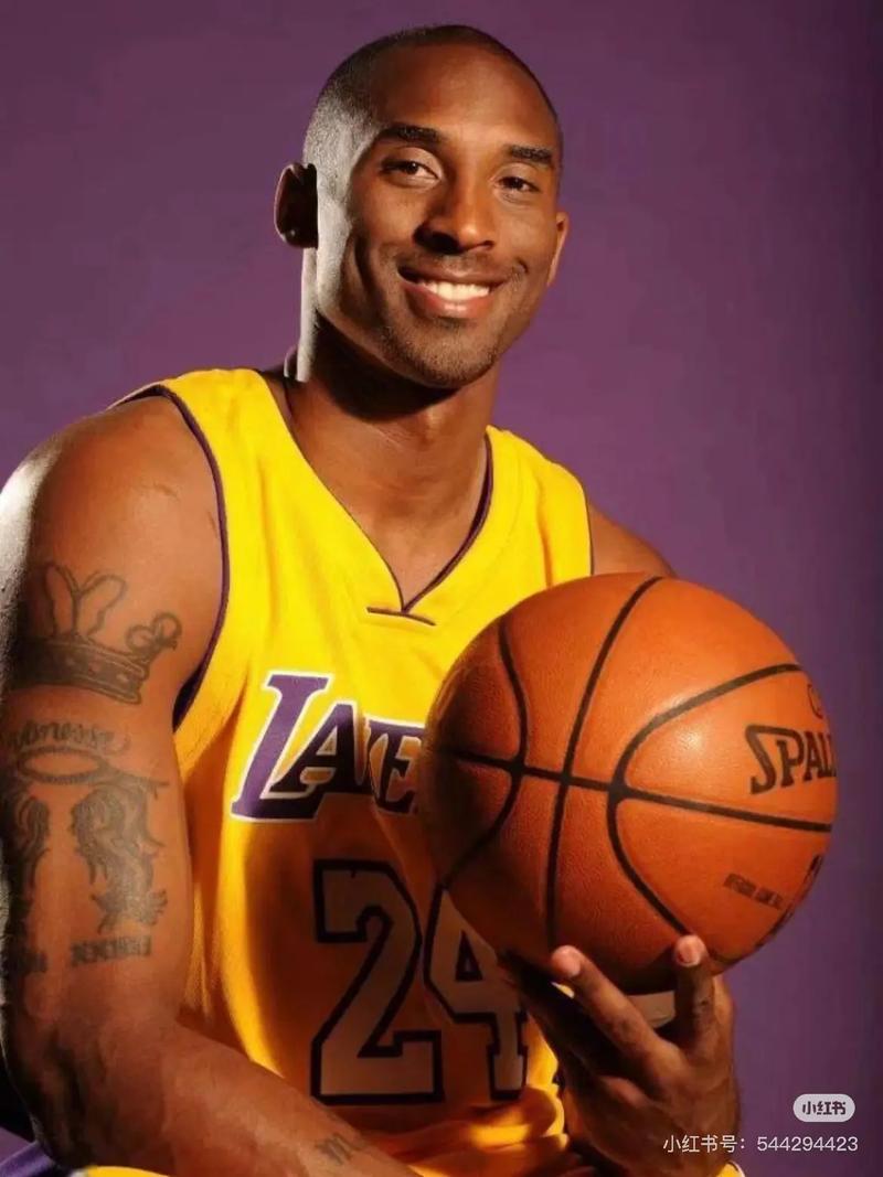 阿尔卡拉斯为了表演赛也是拼了，不过这种e人性格观众是肯定愿意买票的（阿尔卡拉斯为表演赛也拼尽全力，这种外向性格观众更愿买单）