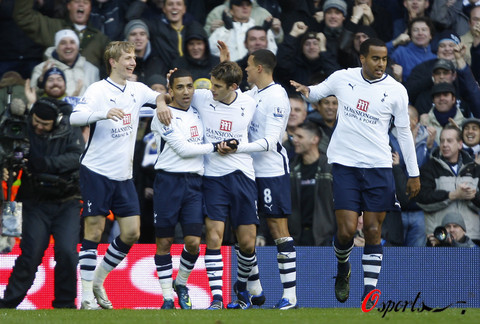 曼联英超15轮4-1胜狼队，近3轮不败，B费2射1传，助球队冲至第六，有望重返欧冠区。（英超第15轮，曼联4-1击退狼队，近三轮不败；B费2球1助助红魔升至第六，剑指欧冠区）