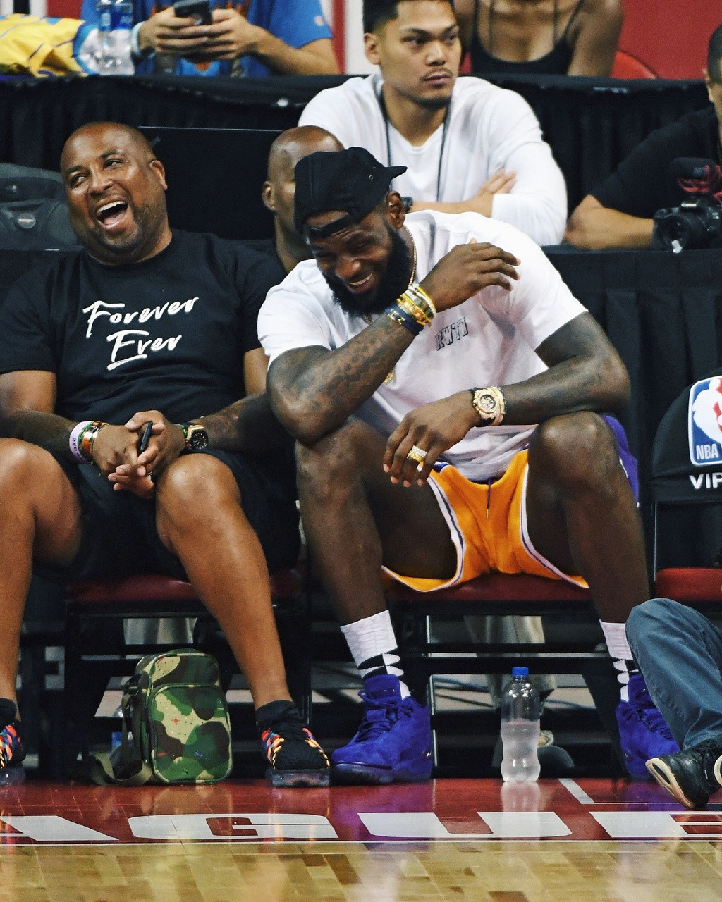 佩林卡：我把里夫斯绝杀森林狼的照片印在高尔夫球上送给了他（佩林卡：把里夫斯绝杀森林狼的瞬间印在高尔夫球上，作为礼物送给他）