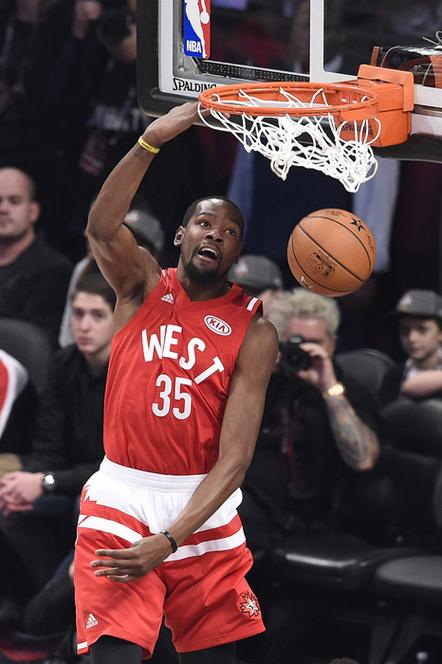 国脚关键进球助球队晋级淘汰赛（国脚关键破门，球队闯入淘汰赛）