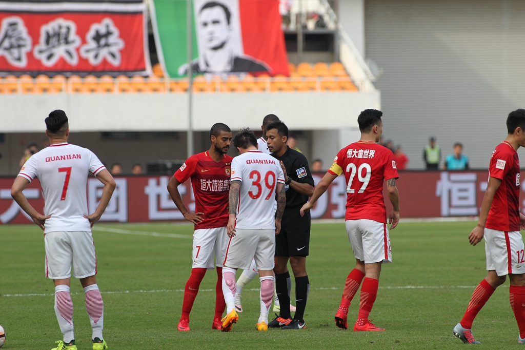 巴塞罗那主帅帕斯夸尔：与球迷共庆胜利，第三节表现辉煌（巴萨主帅帕斯夸尔：第三节大爆发，与球迷同庆胜利）