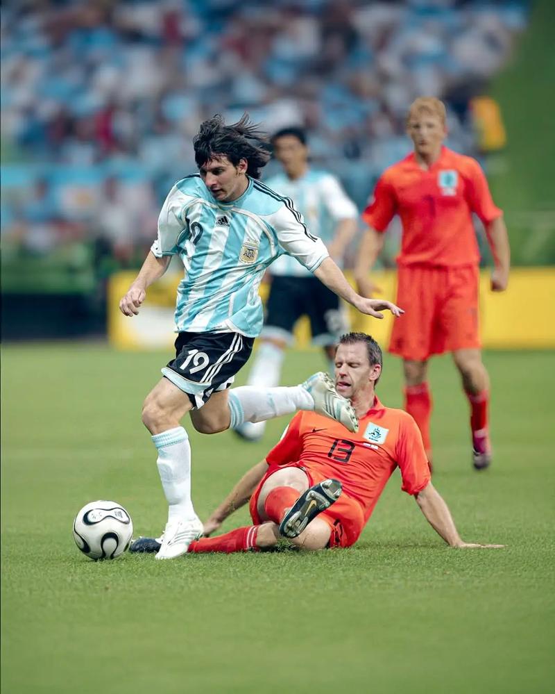 蒂亚戈：若瓜帅的足球是控制中的秩序，渣叔则是混乱中的自信（蒂亚戈：瓜迪奥拉讲究控场与秩序，克洛普强调乱局中的自信）