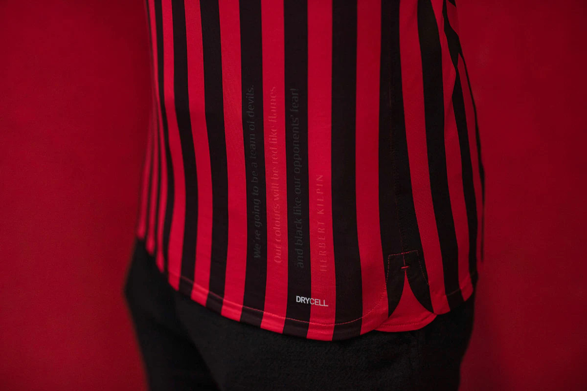 世体：弗里克对球队防守不满意，这赛季造越位成功次数少多了（世体：弗里克对防线表现不满，本季成功造越位次数大幅减少）