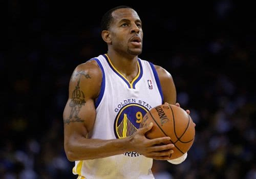 惊险一幕，马竞女足球员梅迪纳头部被膝盖撞到后失去意识（赛场惊魂：马竞女足球员梅迪纳头部遭膝击后当场昏迷）