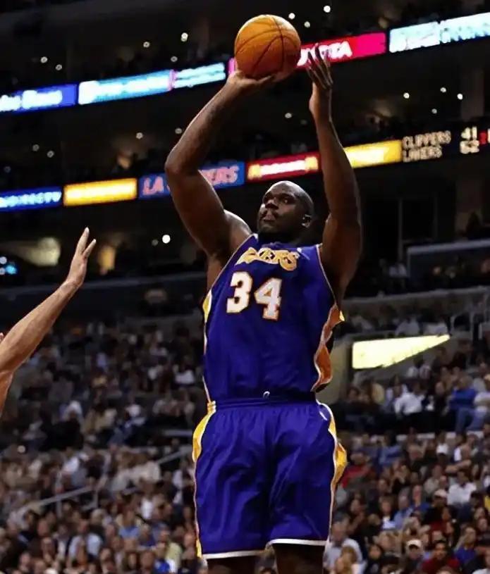 西媒：莱万很快公布自己未来的打算，是否续约不完全取决于他（西媒：莱万即将阐明未来去向，续约与否并非他一人说了算）