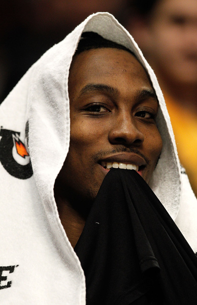 状态低迷遭遇三连平，皇马丢掉西甲积分榜榜首（三连平状态不佳，皇马让出西甲榜首）